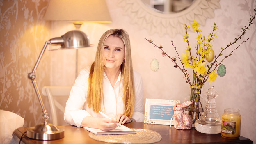 Claudia Winkler am Schreibtisch